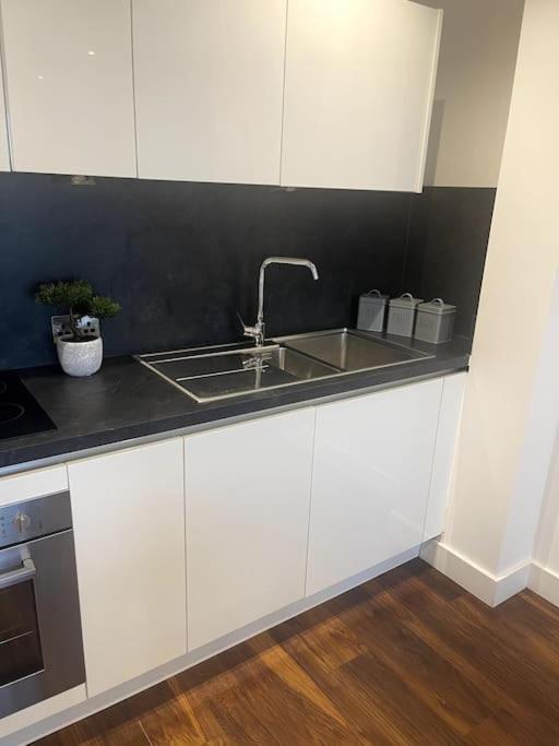 Lovely 2-Bedroom Condo With Balcony Manchester Eksteriør billede